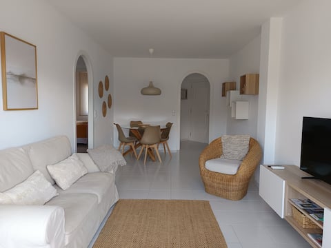 Top Airbnb: Camí Ample 13. Two-bedroom apartment + parking in L'escala