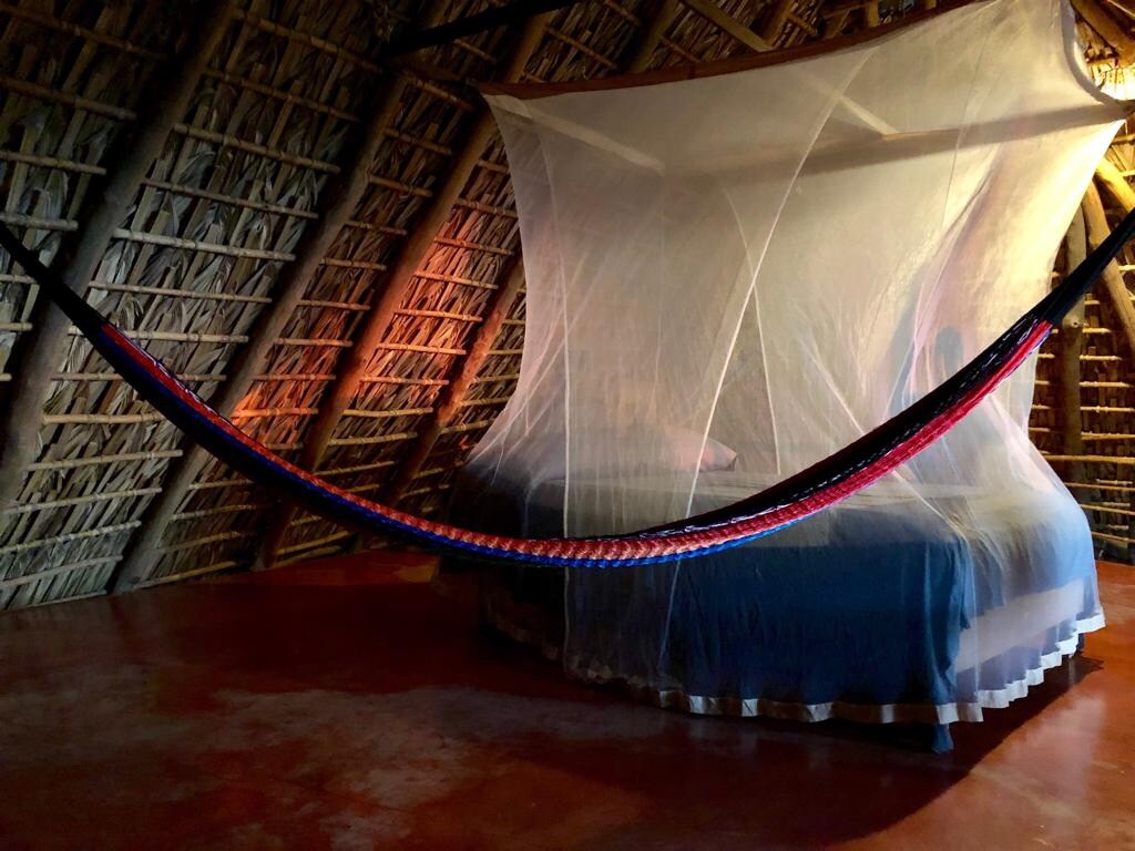 Tapanco s manželskou posteľou a samostatnou hojdacou sieťou 