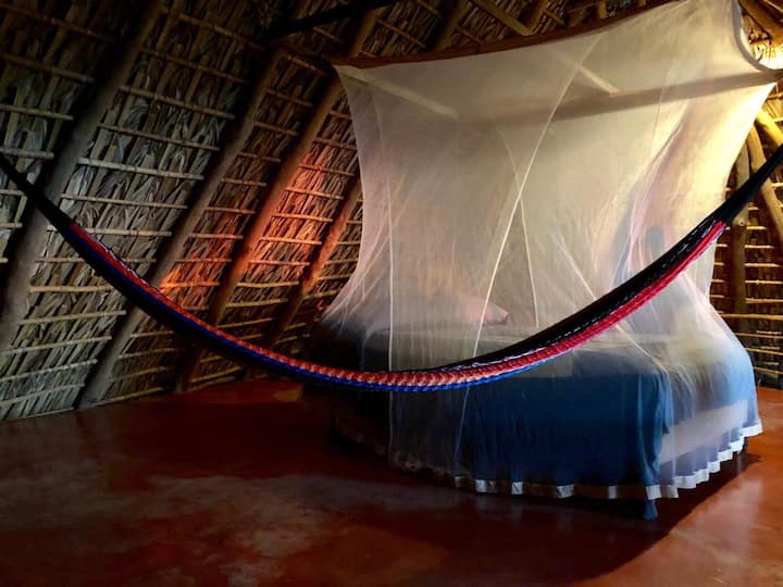 Tapanco med dubbelsäng och en enda hängmatta 