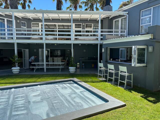 8 sleeper solar-powered home 400m from the beach