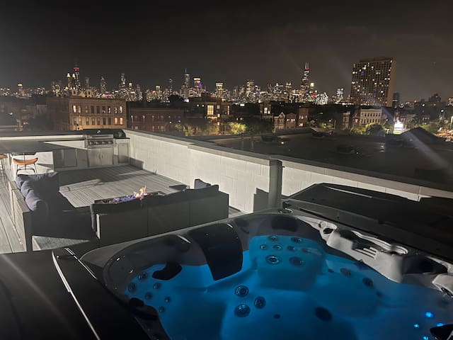 Luxe condo w/ HOT TUB and Amazing Roof Deck!