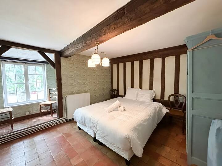 На 1-ви етаж, с лице към стълбището: спалня 2 (легло 160 х 200) с изглед към градината и водата. Щори. 
На 1-ви етаж, срещу стълбището: спалня 2 (голямо двойно легло) с изглед към градината и езерото. Щори.