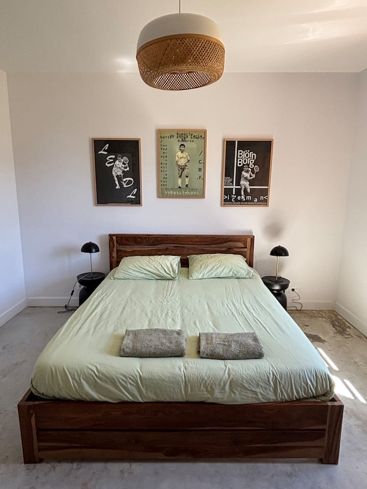 Chambre B : 13m²
lit double 160 x 200
Vue sur cour végétalisée