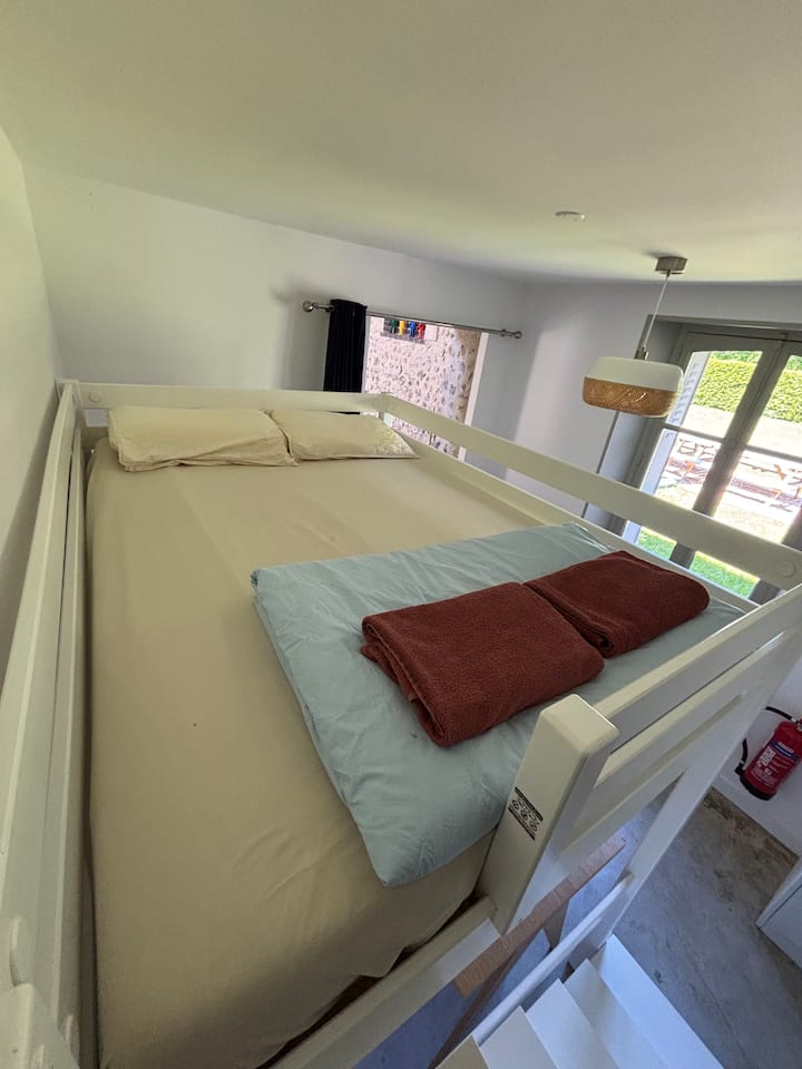 Prenez de la hauteur...

Chambre D : traversante, lit mezzanine double : 140 x 190