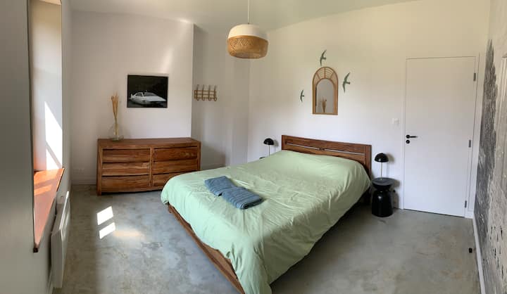 Chambre C double : 14 m²
Lit double 160 x 200
Grande commode
Vue sur cour végétalisée de la ferme