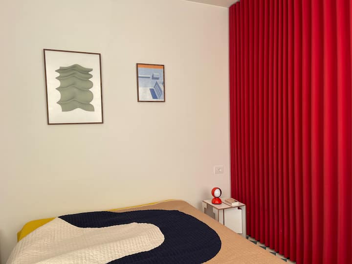 Recámara 2 con puerta corrediza (1.60 × 2.00 m)