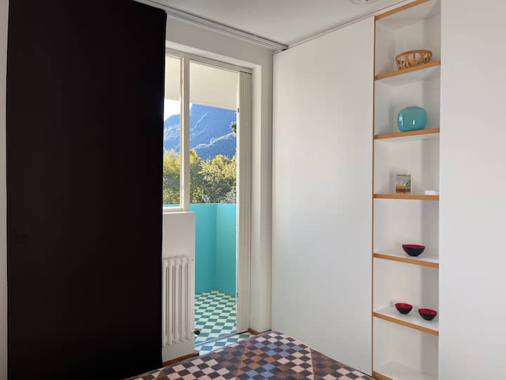 Dormitorio 3 con balcón orientado al sur y vista al lago, cama matrimonial (1.60 x 2.00 m)