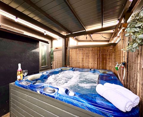 Jungle style bungalow & jacuzzi & sauna near Amsterdam