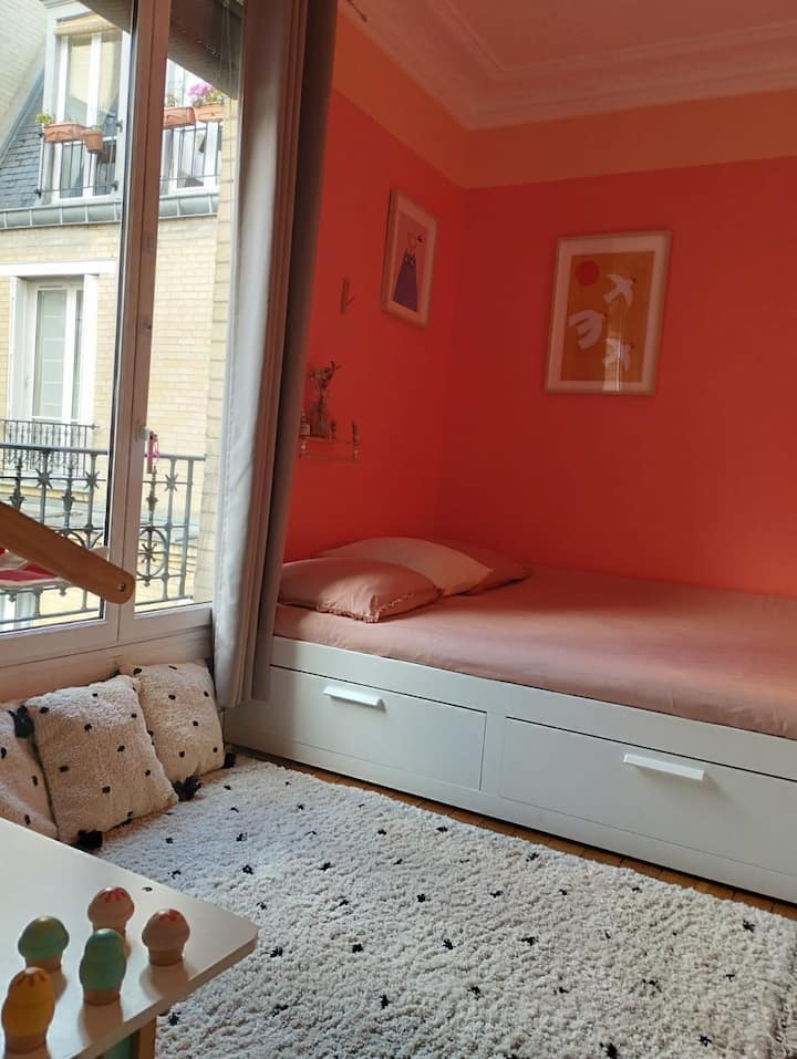Habitación coral cama desplegada 160x200