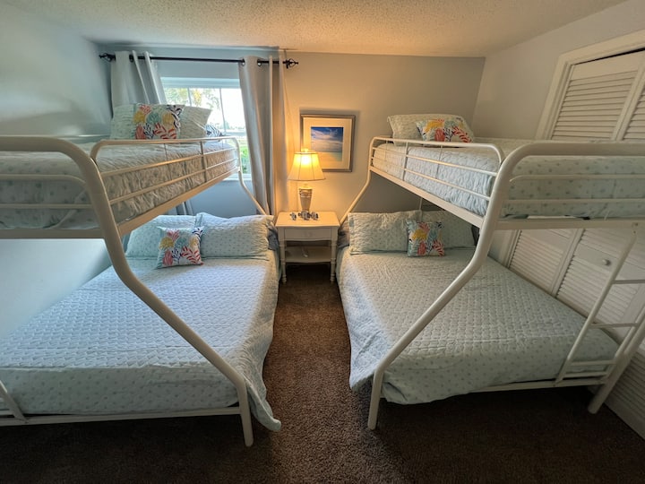 Deux lits superposés : lit double (en bas)/lits jumeaux (en haut) 