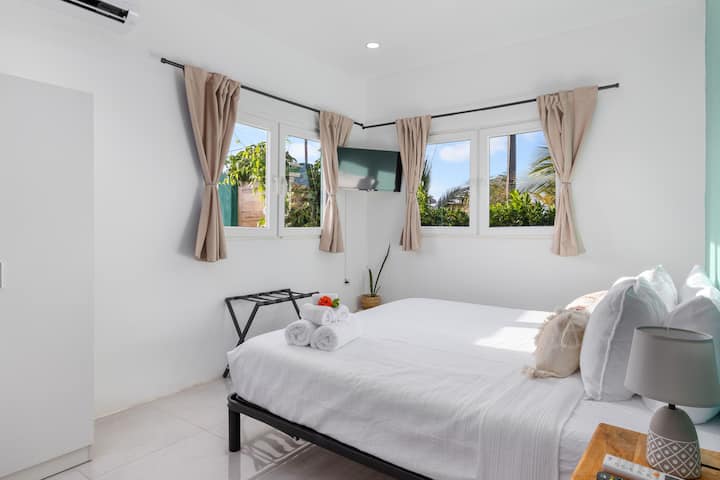 Dormitorio principal: cama eléctrica tamaño king, baño privado, TV inteligente, aire acondicionado, armario y caja fuerte