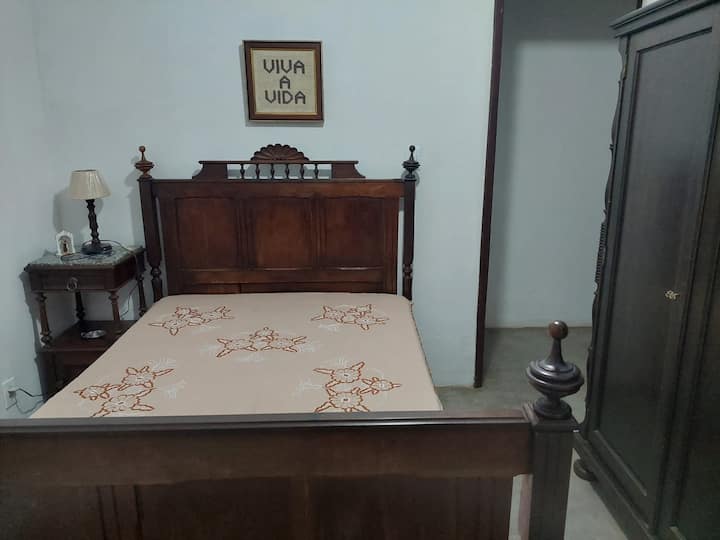 เตียง Casal ตู้เสื้อผ้าและโต๊ะข้างเตียง