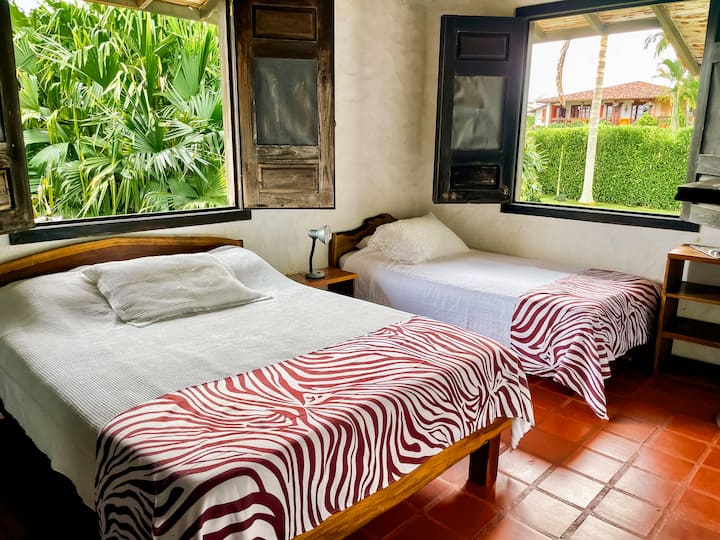 Chumba nambari 1,  kina kitanda kimoja cha watu wawili na kitanda kimoja cha mtu mmoja na kina bafu la chumbani 