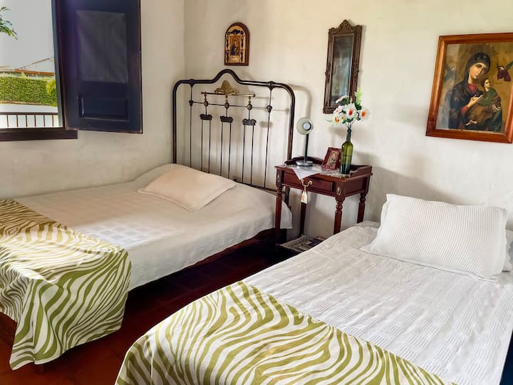 Chumba cha 3 kina kitanda cha watu wawili na kitanda cha mtu mmoja. Pia ina bafu la ndani 