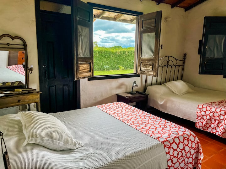 Chumba cha 2 kina vitanda viwili na bafu la ndani.