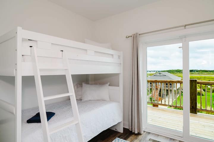 1e verdieping: tweepersoonskamer met stapelbed