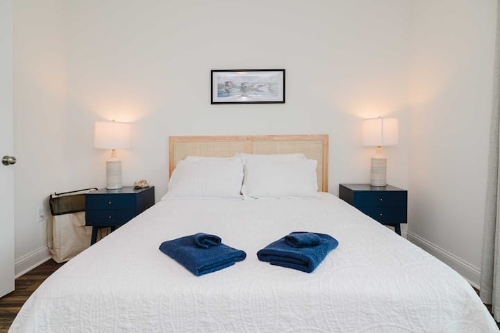 1e verdieping: queensize bed en kamer met stapelbed