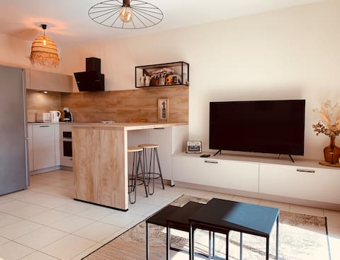 Popular Airbnb listing: One bedroom apt, parking & A/C, near center in Narbonne