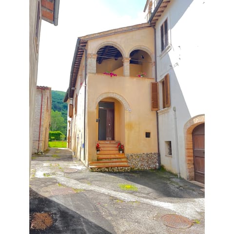 Popular Airbnb listing: House in Umbria – Refuge in nature with terrace in Foligno