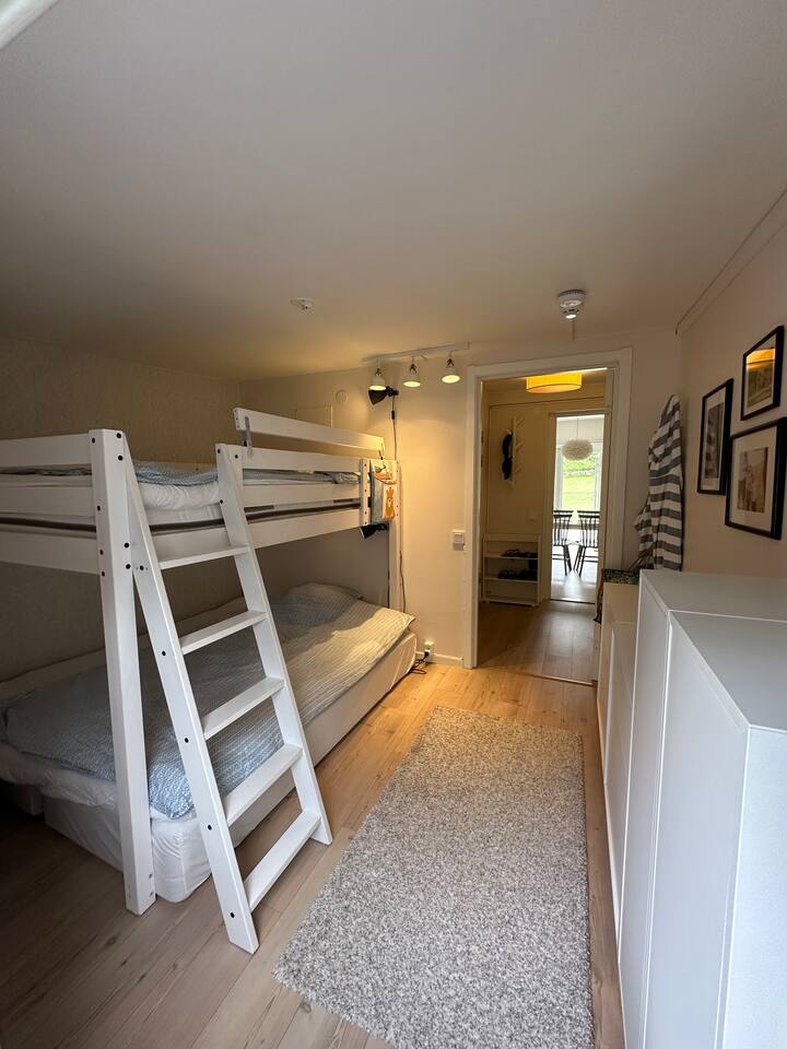 1,60 მ ორადგილიანი საწოლი დაბლა და 1,40 მ ორადგილიანი საწოლი ზემოთ. Უამრავი კარგი სათავსო.