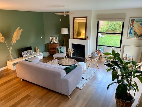 Charming house with large garden in Hem