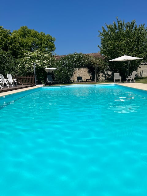Characterful gîte with pool & view near Aubeterre