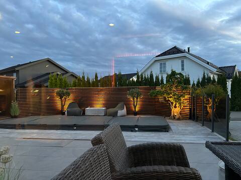 House with 10 beds, 2 bathrooms, sauna, pool.