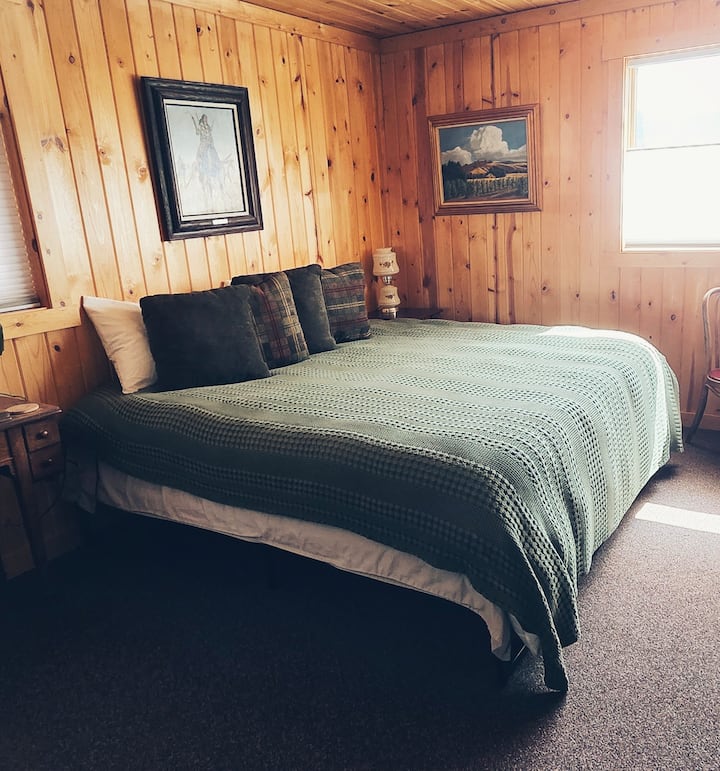 سرير بحجم كينج في الطابق الرئيسي مع حمام كامل. 