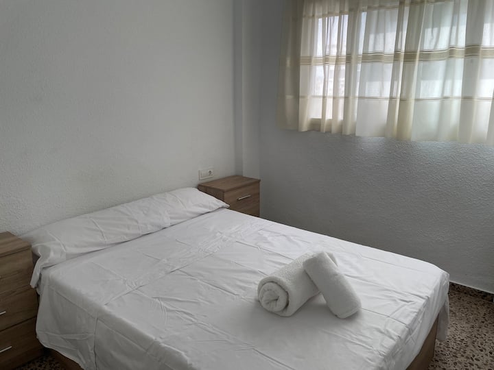 Kitanda cha sentimita 135 cha chumba cha kulala cha 1 na huduma ya mashuka na taulo za mikono na bafu kwa gharama ya ziada