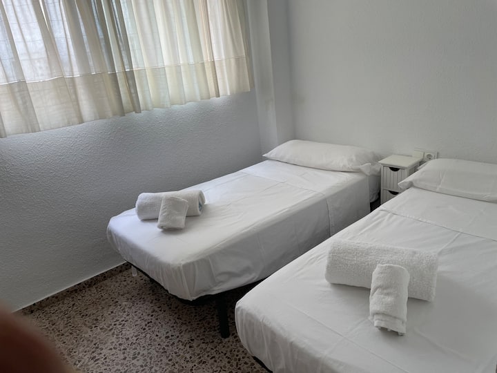 Chumba cha kulala chenye vitanda 3 vya sentimita 90 na huduma ya mashuka na taulo za mikono na bomba la mvua kwa gharama ya ziada