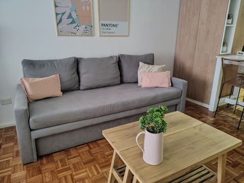 Popular Airbnb listing: Elegant and modern studio a few meters from the Obelisk in Comuna 1