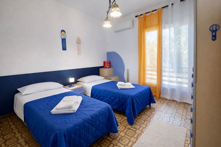 Druhá spálňa s dvoma samostatnými lôžkami, ideálna pre deti, tínedžerov, priateľov alebo hostí, ktorí uprednostňujú spánok oddelene. Praktické a všestranné riešenie navrhnuté tak, aby vám počas pobytu poskytlo pohodlie a flexibilitu.