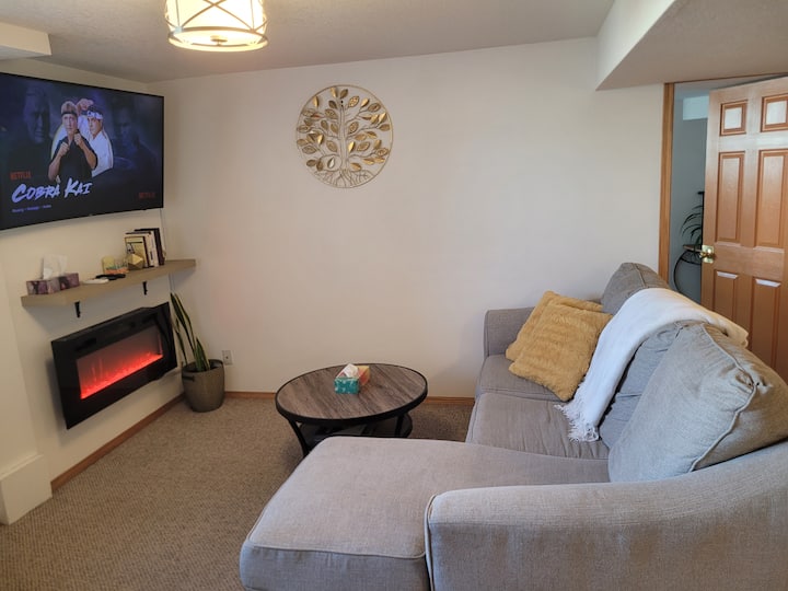 Southside Private Basement Suite W/king Bed&patio - Lethbridge