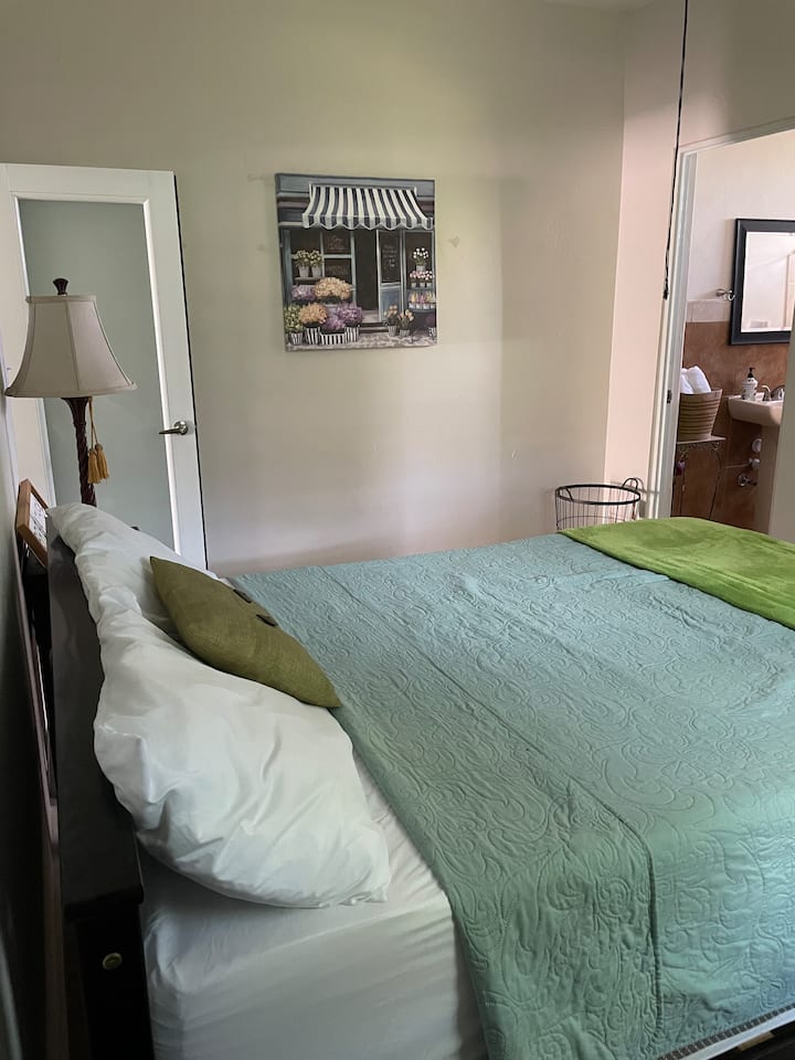 Спална соба бр. 2 со кревет во целосна големина, нијанси за приватност, чаршафи, перници, шалтер, преграда, закачалка за облека, пегла, пегла, 