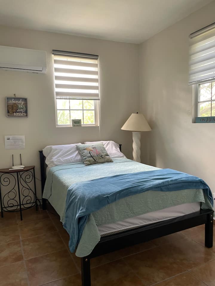 Креветна соба бр. 1 со клима уред, кревет во целосна големина, нијанси за приватност, чаршафи, перници, шалтер, преграда, закачалка за облека, пегла, пегла.