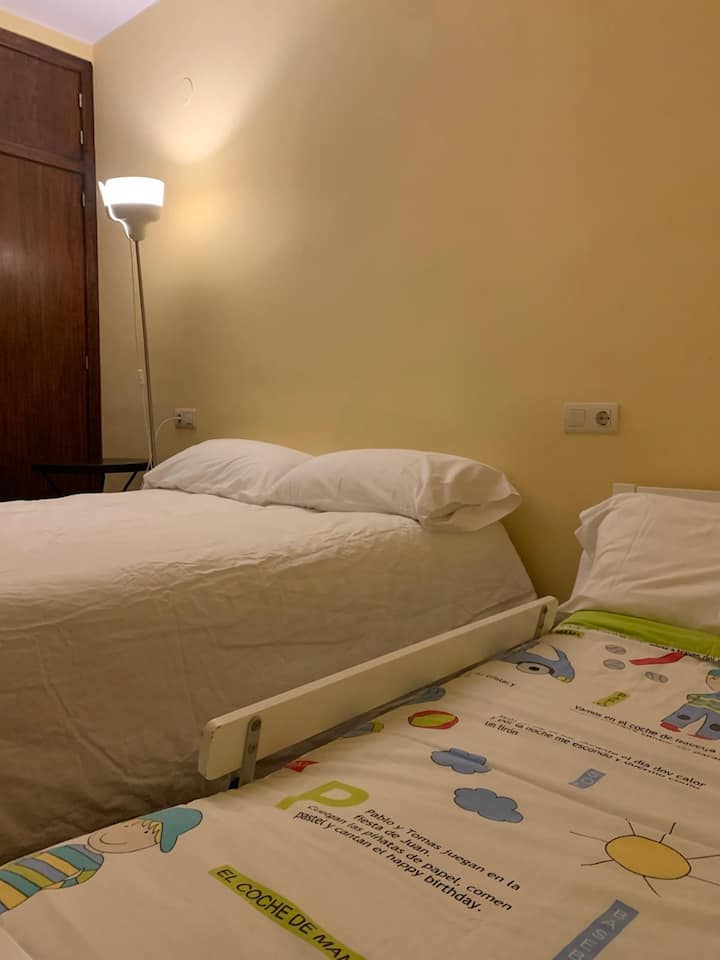 غرفة خوسيه رامون. مع مروحة ثابتة وسرير إضافي للأطفال