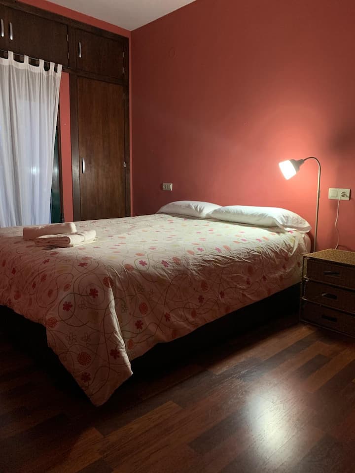 غرفة ماريا. سرير 1.60 متر ومروحة سقف
