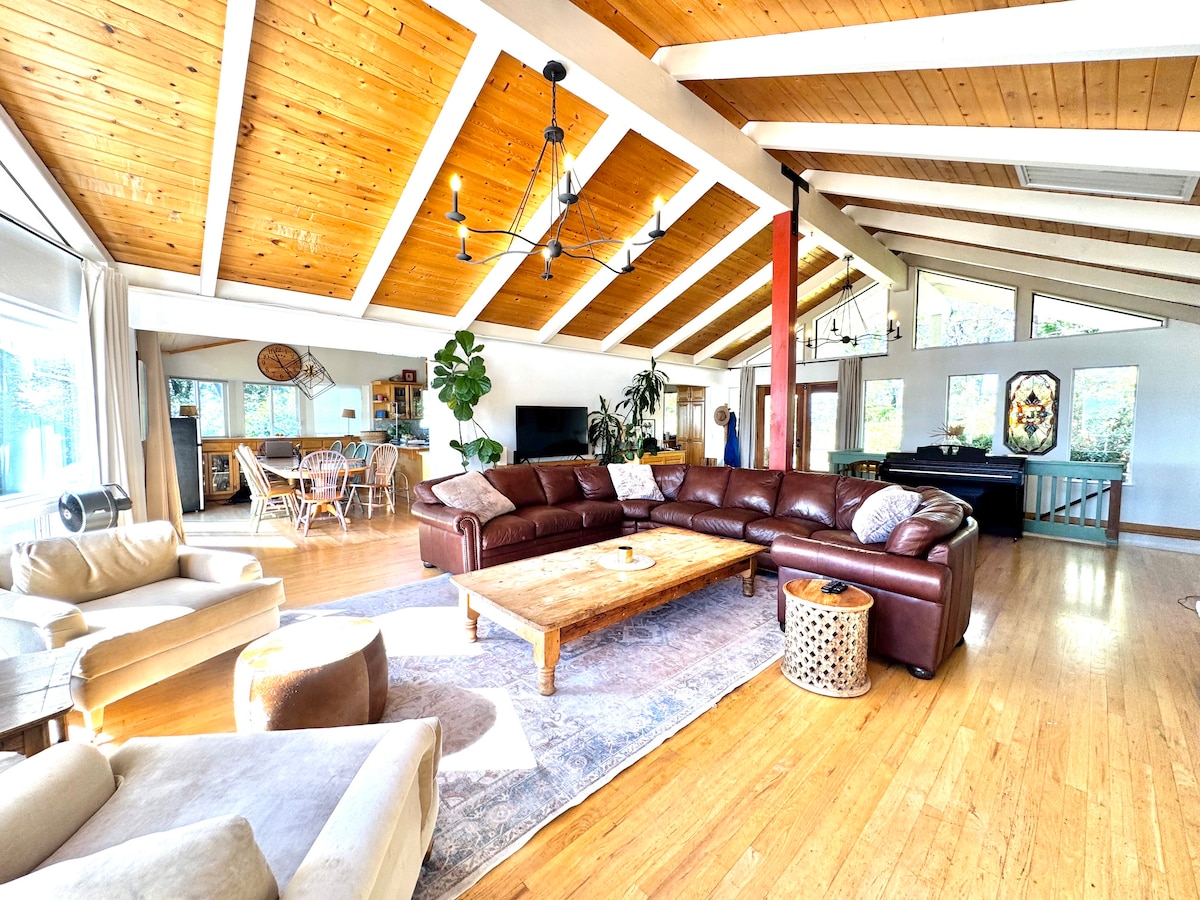 Likizo angavu, yenye nafasi kubwa yenye Dari za Vaulted & Open-Concept Living

Ingia kwenye patakatifu palipozama jua ambapo haiba ya kijijini inakidhi starehe ya kisasa. Sebule hii yenye hewa safi ndiyo kiini cha nyumba, iliyo na dari kubwa za mbao.