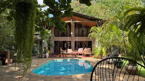 Zanna’s Unique Home with Swimming Pool