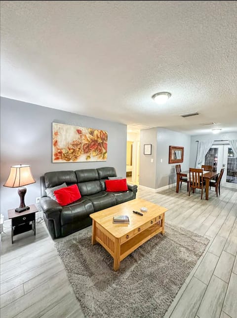 Top Airbnb: Airport King quarters-near beaches, downtown & all in Carver City/Lincoln Gardens