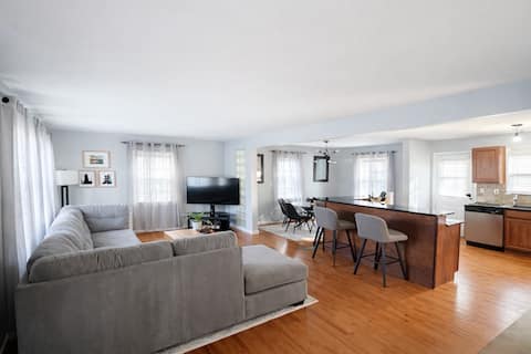 Top performing Airbnb: Warm & Welcoming East Lake Terrace Home! in Candler Mc Afee