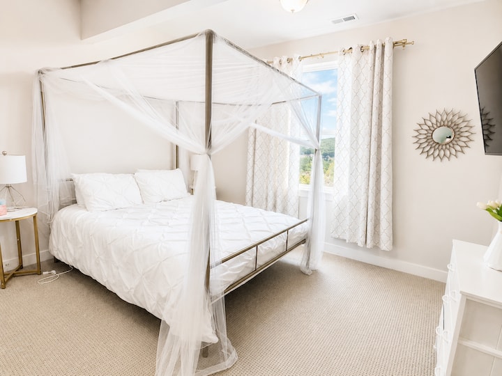 Bedroom 3: Queen bed