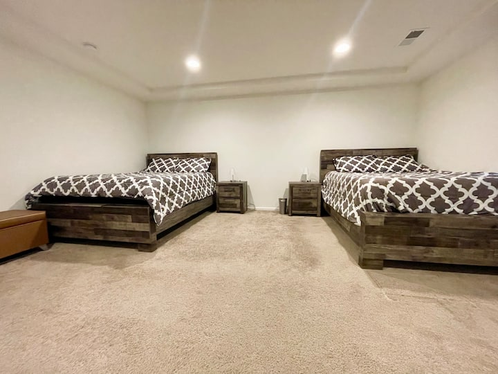 主卧配有两张舒适的标准双人床，配备独立全功能卫生间和步入式衣橱。