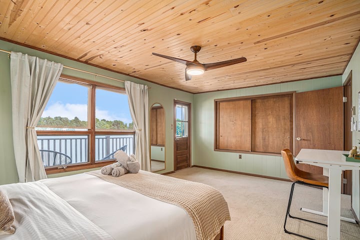 ชมพระอาทิตย์ขึ้นบนทะเลสาบจากห้องนอนหลัก หรือใช้ม่านบังแสงในห้องหากคุณไม่ใช่คนตื่นเช้า:) 