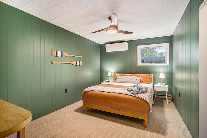 พักผ่อนในห้องพักที่อบอุ่นนี้ด้วยเตียงขนาดควีนไซส์ที่สะดวกสบายและผ้าปูที่นอนนุ่มๆ