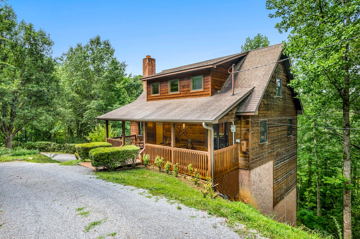 Mountain Time! Near Cades Cove & Park Entry