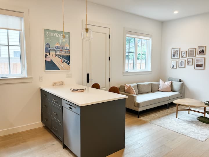 Cozy Private Suite In Historic Steveston - Delta