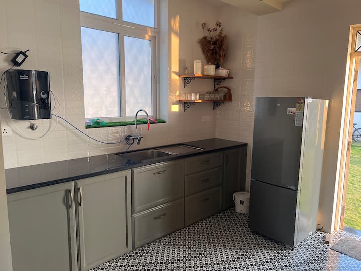 Full kitchen image 2