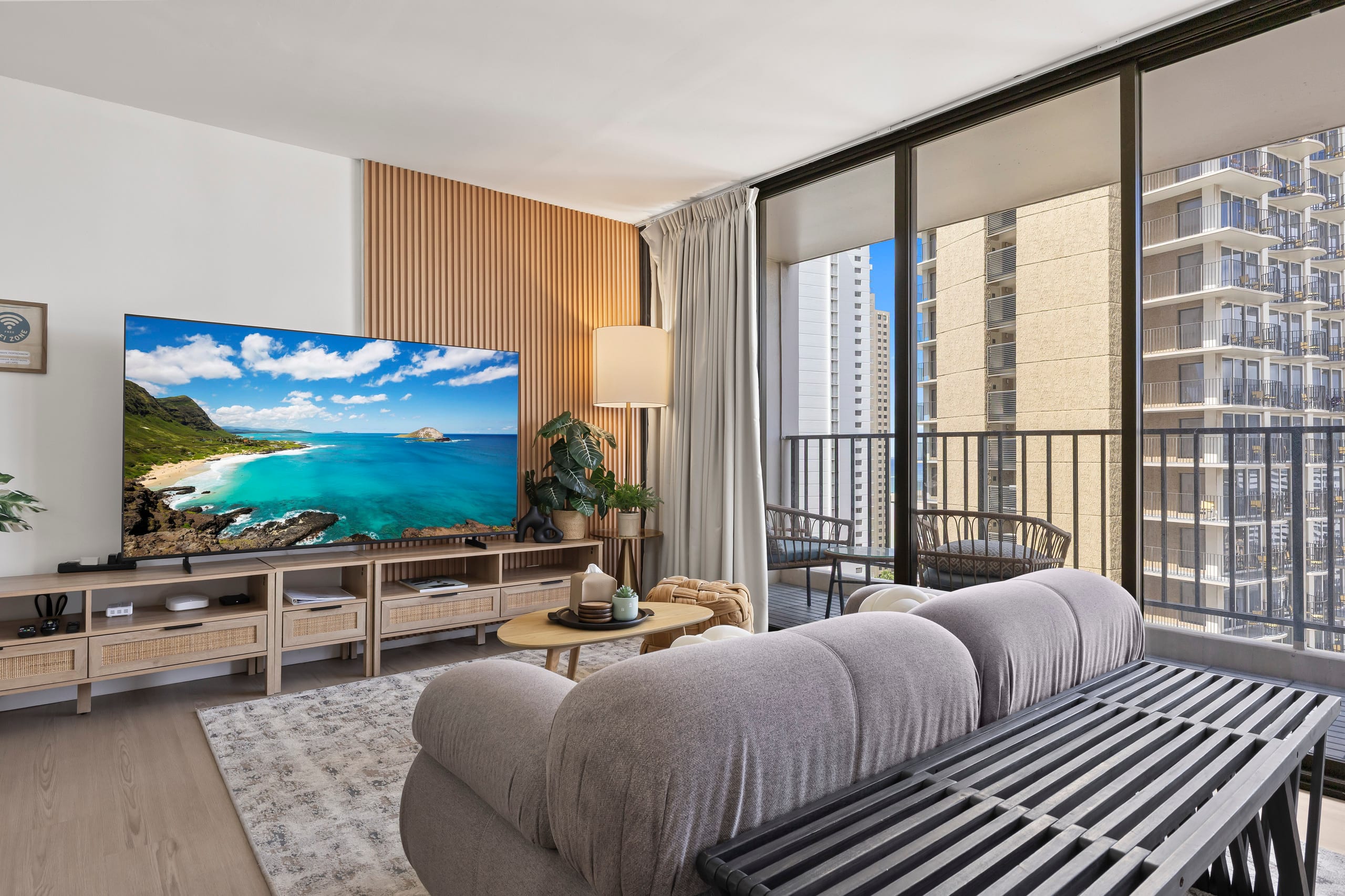 23FL- Modern 1 Bedroom Close to Beach w/Parking - Image 7