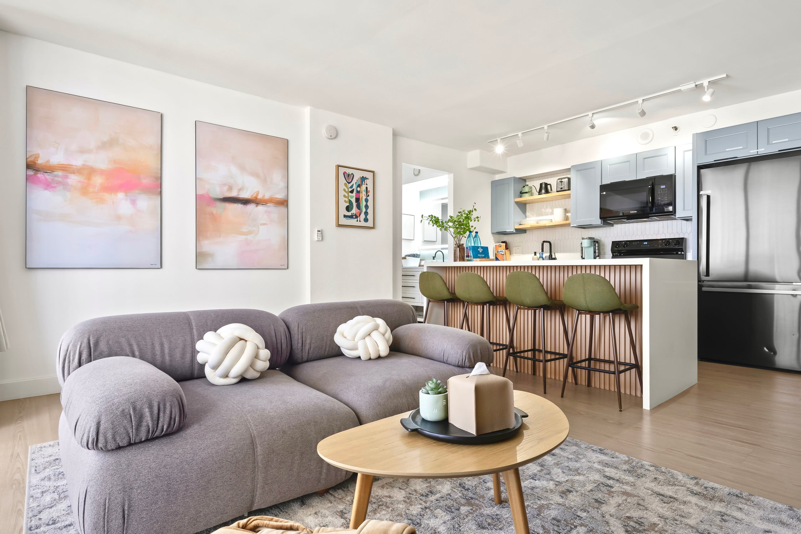 23FL- Modern 1 Bedroom Close to Beach w/Parking - Image 1